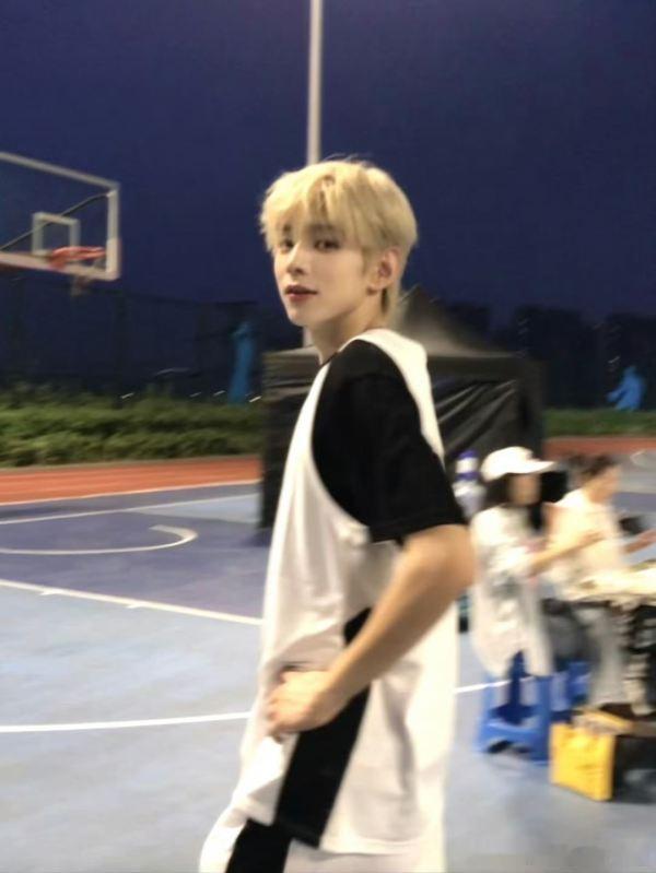 2520 谁家少年感白发wngg 