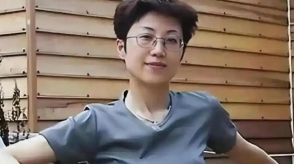 她持美国绿卡带着丈夫和5岁儿子回国探亲，返程在北京首都机场准备离境时，被国家安全
