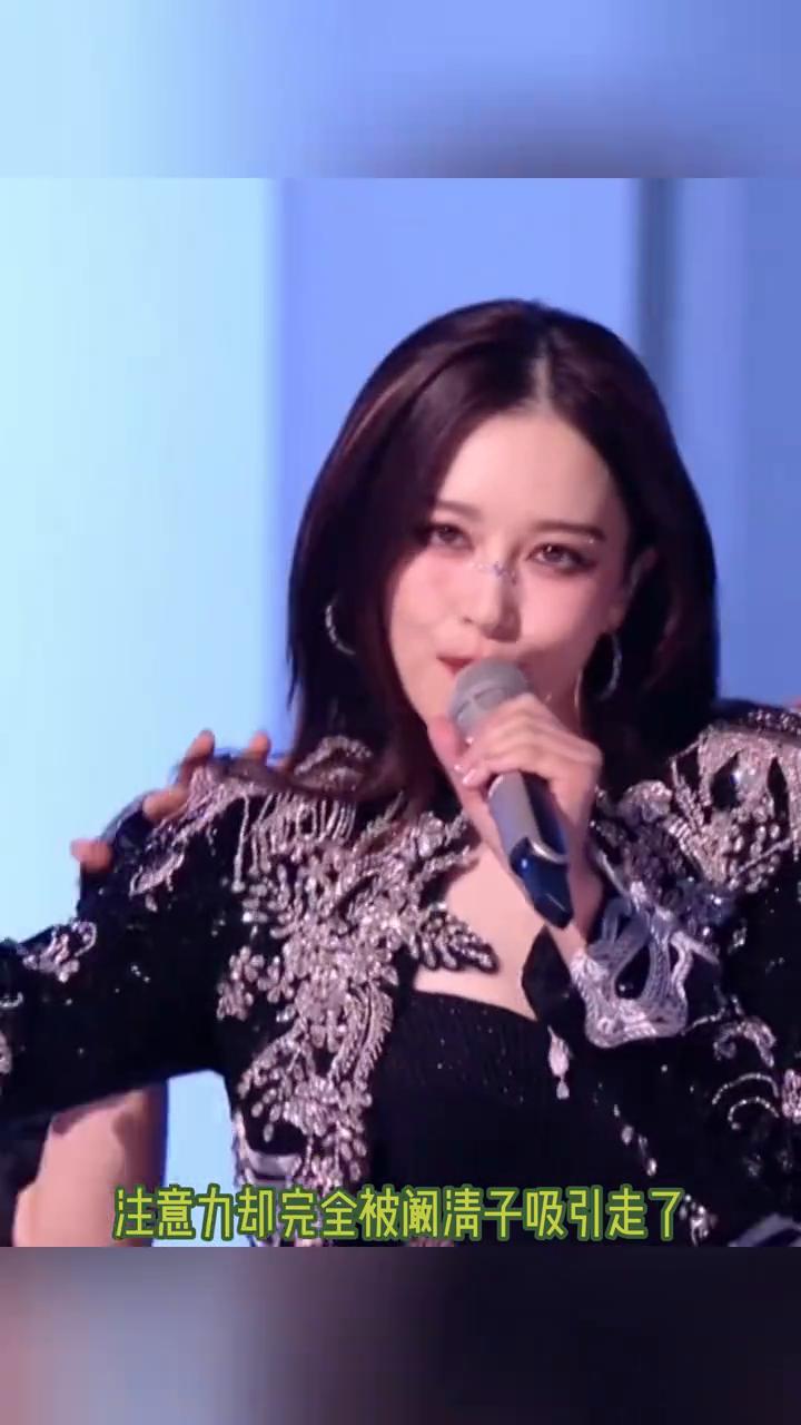 这就是演员的表现力吗？看清楚安琪，明明跳的是一样的舞步，注意力却完全被阚清子吸引