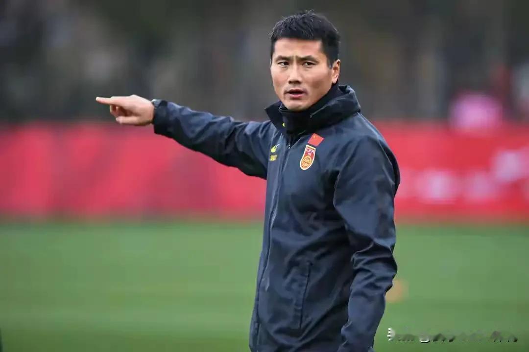 1，青训体系薄弱：人才枯竭的源头。
2，职业联赛和俱乐部管理混乱。
3，行政干预