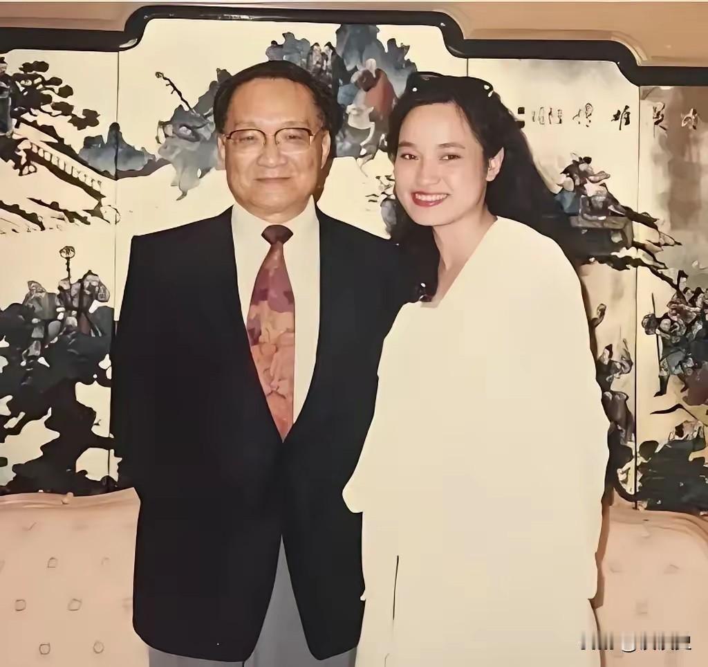 1976年，52岁的金庸正经历人生最黑暗的时刻，这一年，在美国哥伦比亚大学求学的