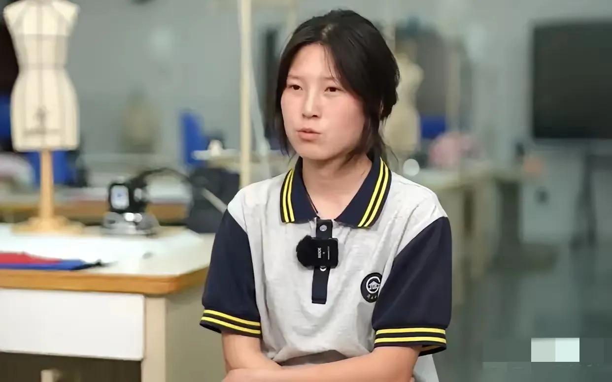 太牛了，真人不露相！中专生姜萍凭借天赋拿下全球数学竞赛第12名！

她只是一份所