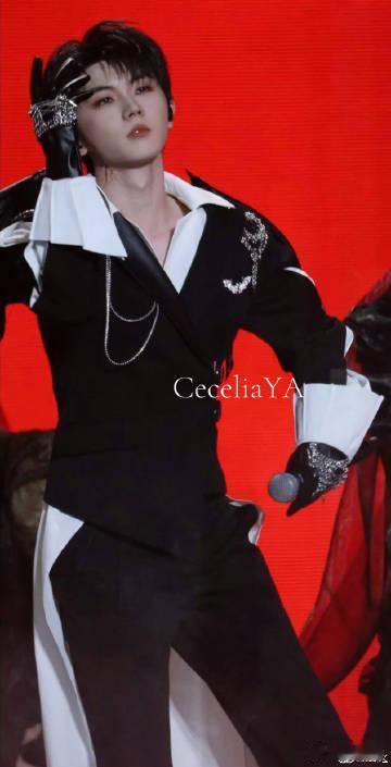 马嘉祺夜访吸血鬼新音舞台 这个舞台的每一步都充满了张力，马嘉祺的表现仿佛在告诉我