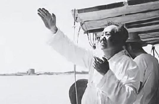 1974年，81岁的毛主席最后一次游泳，上岸后沉默许久，说：“我浑身没力气，游泳