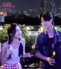 虞书欣何与双轨镜头感虞书欣何与双轨氛围感拉满虞书欣《双轨》杀青啦。看这哥妹感，这