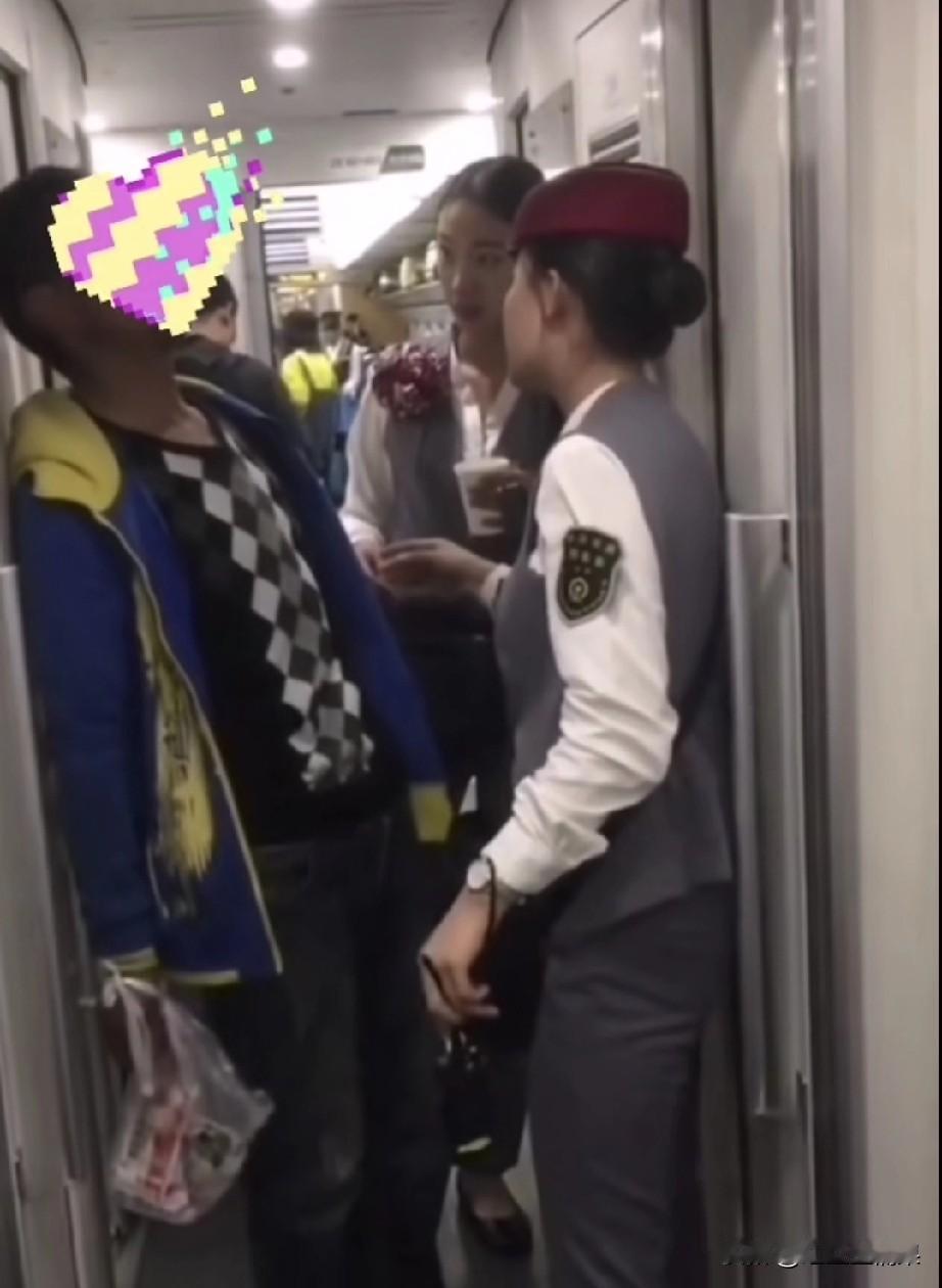 这位大哥在动车上情绪崩溃，嘴里不停的在自言自语，同时双眼也都是泪花，漂亮的乘务员