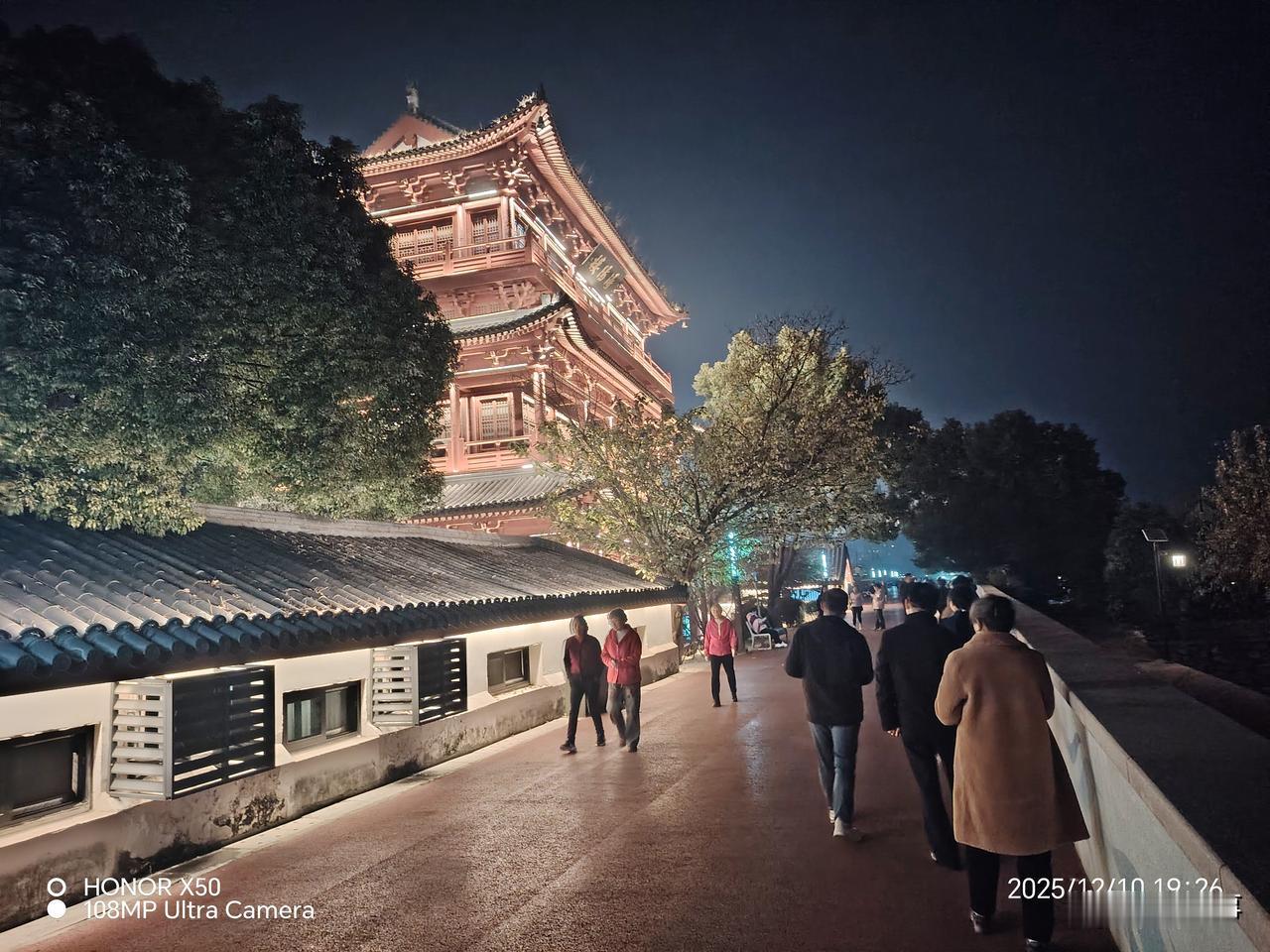 奋进江城共筑新篇长江岸边晚间散步“奋进江城共筑新篇”