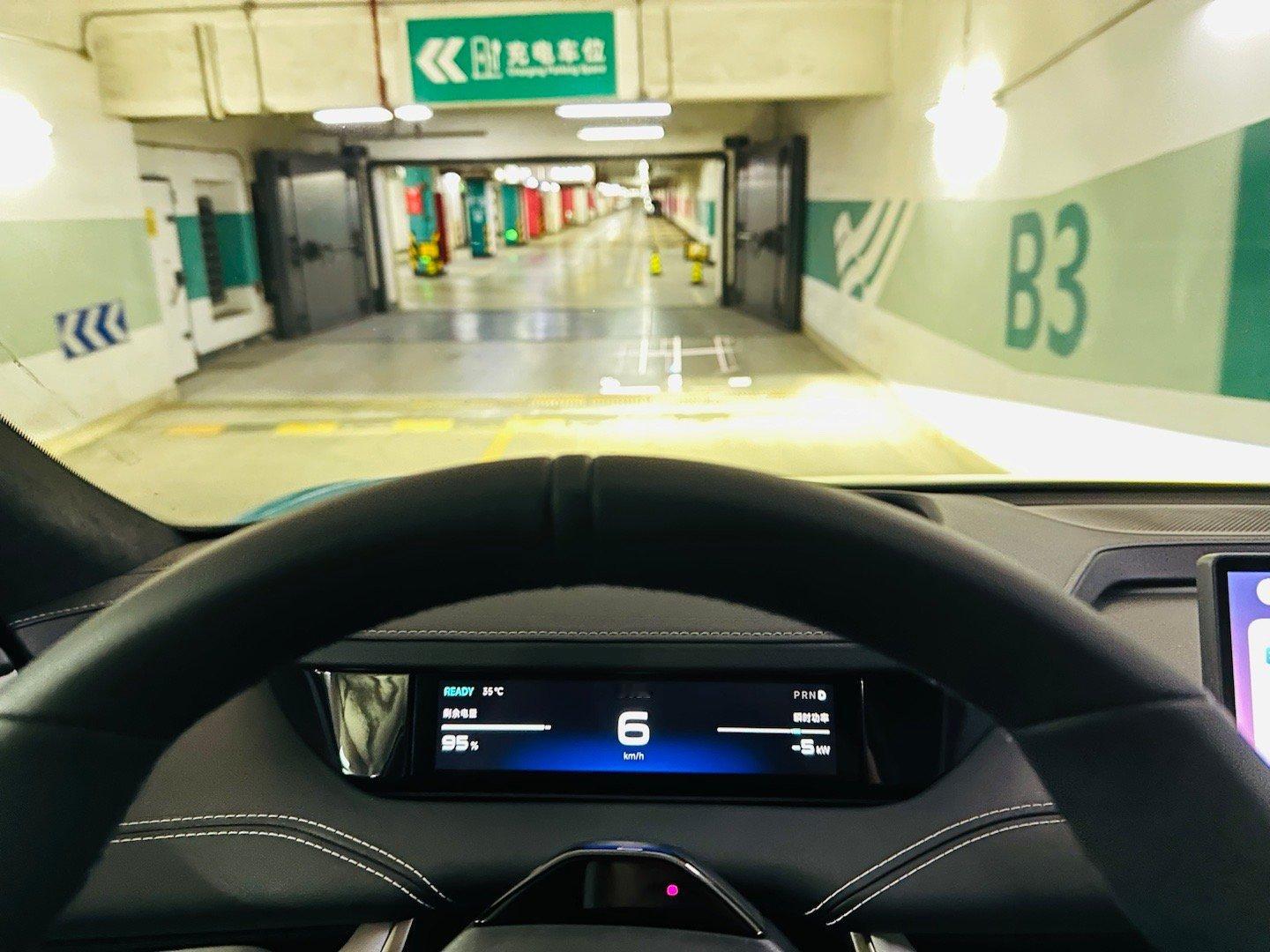最近的OTA一定悄咪咪地优化了下坡蠕行。之前下地库的时候，松开所有踏板，车子会在