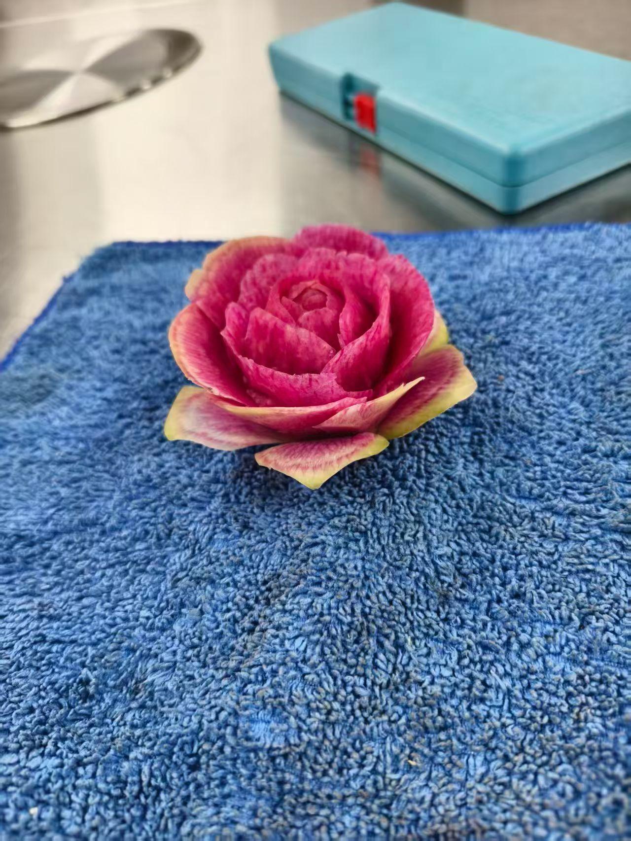 我个人来看，还是喜欢红心萝卜雕的，因为有层次感。