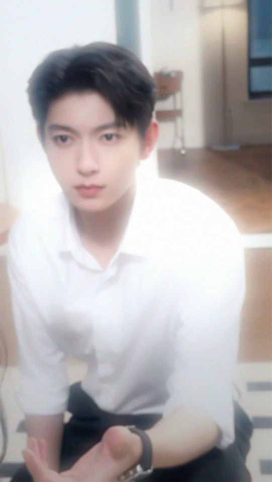 女主的7个男友坐一桌了《她的引力》还有这样的操作，怎么七个男友坐一起，隔着屏幕已