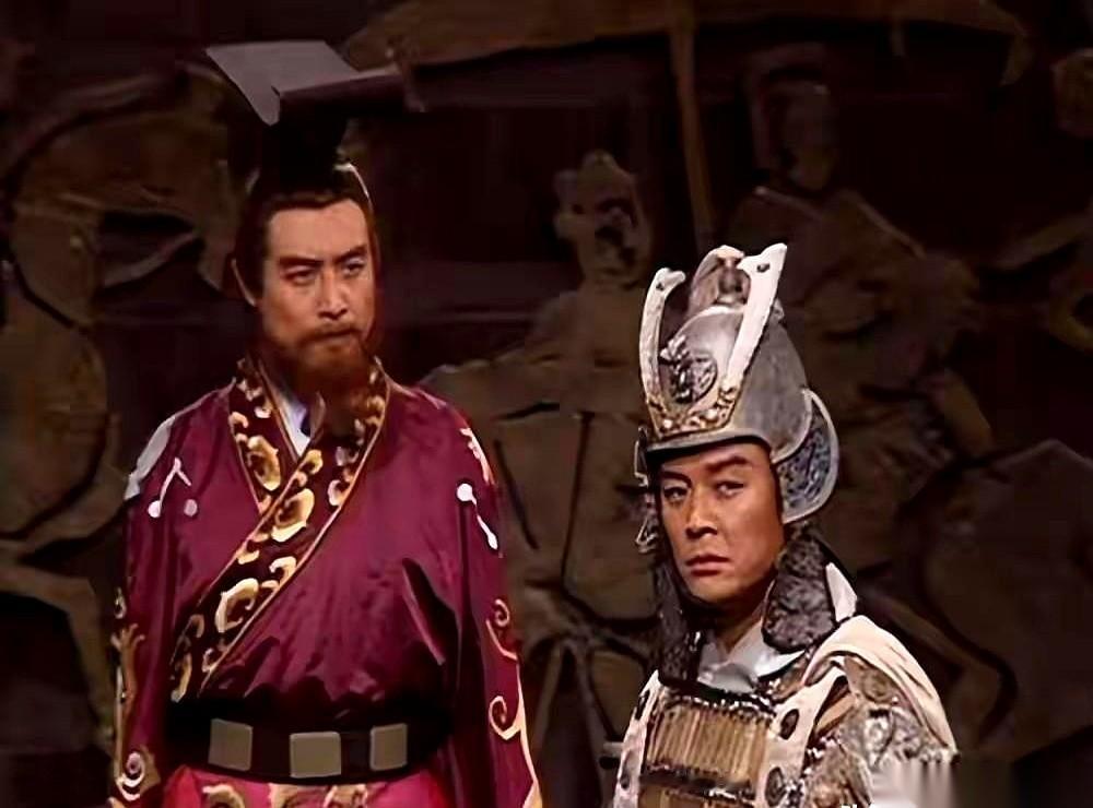 刘备守着两万人的全部身家，其实只掏出了两三千人跟在后头捡漏。
真正砸下三万主力军