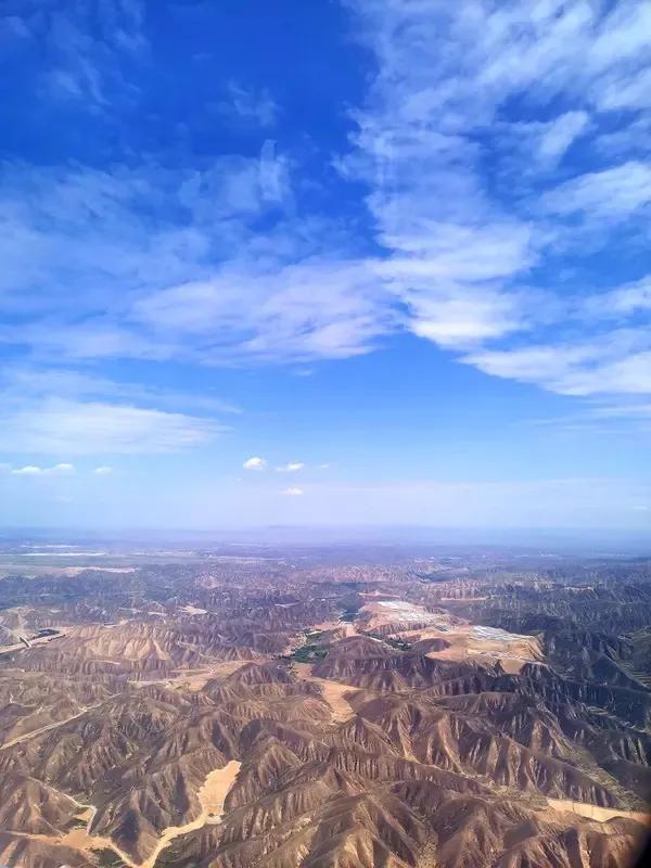 脑机接口听起来像科幻，其实正慢慢走进现实。要接受它，得先了解它的好处。比如在医疗