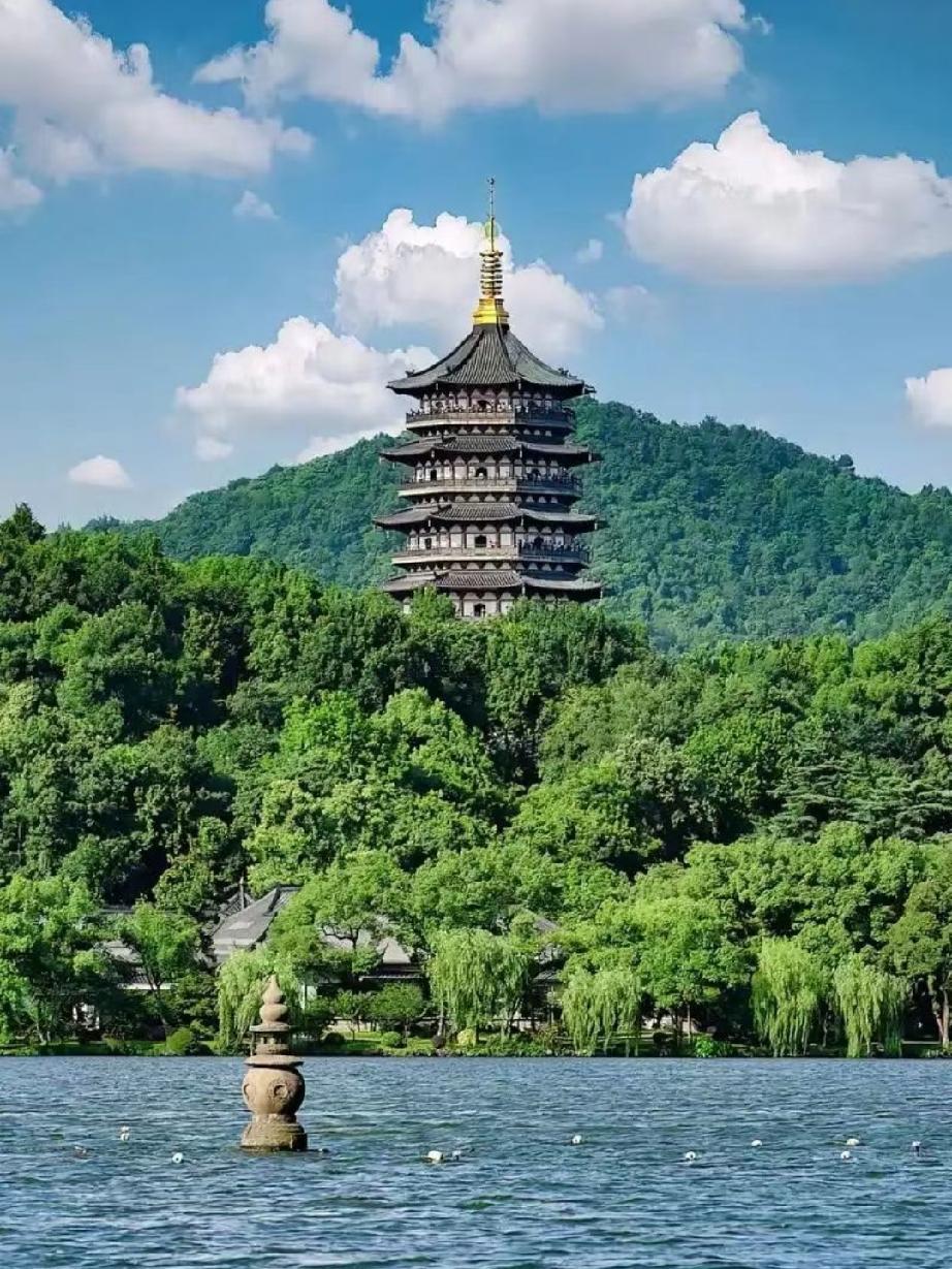 说实话，很多人这辈子都搞错了成长的方式。
 
一提学习、变优秀，所有人第一反应就
