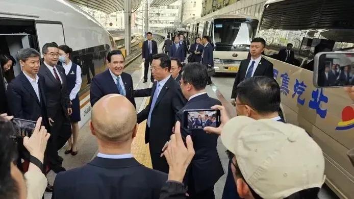 马英九抵达北京高铁站西站，北京副市长，国台办副主任到站迎接，随马英九到达的还有另