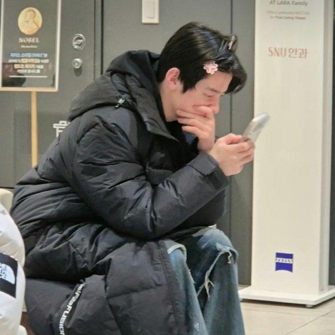 章昊素颜看眼科 网友看眼科偶遇章昊去医院复诊，透露素颜的章昊脸超级小！ 