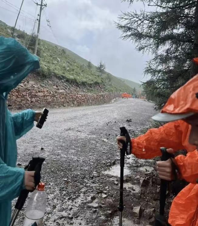 眼前一白、瞬间倒地！五台山突发雷暴天气，多名驴友遭树体触电惊魂遇险
 
短时强对