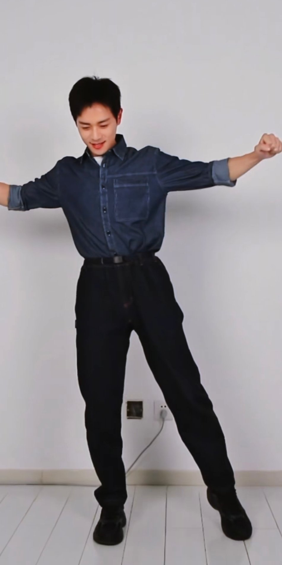 哈哈刚刷到还以为是AI呢，没想到是本人呀，是这个企鹅系列里面跳得最板正的，真的是