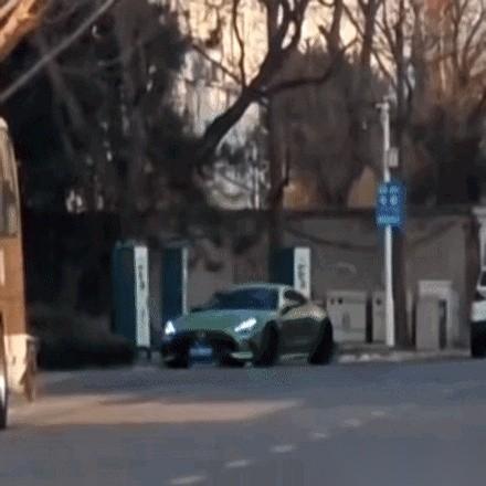 就那个莎莎上车的镜头。
大白天的，一辆车直挺挺停在路边，双闪灯“嗒、嗒、嗒”跳个