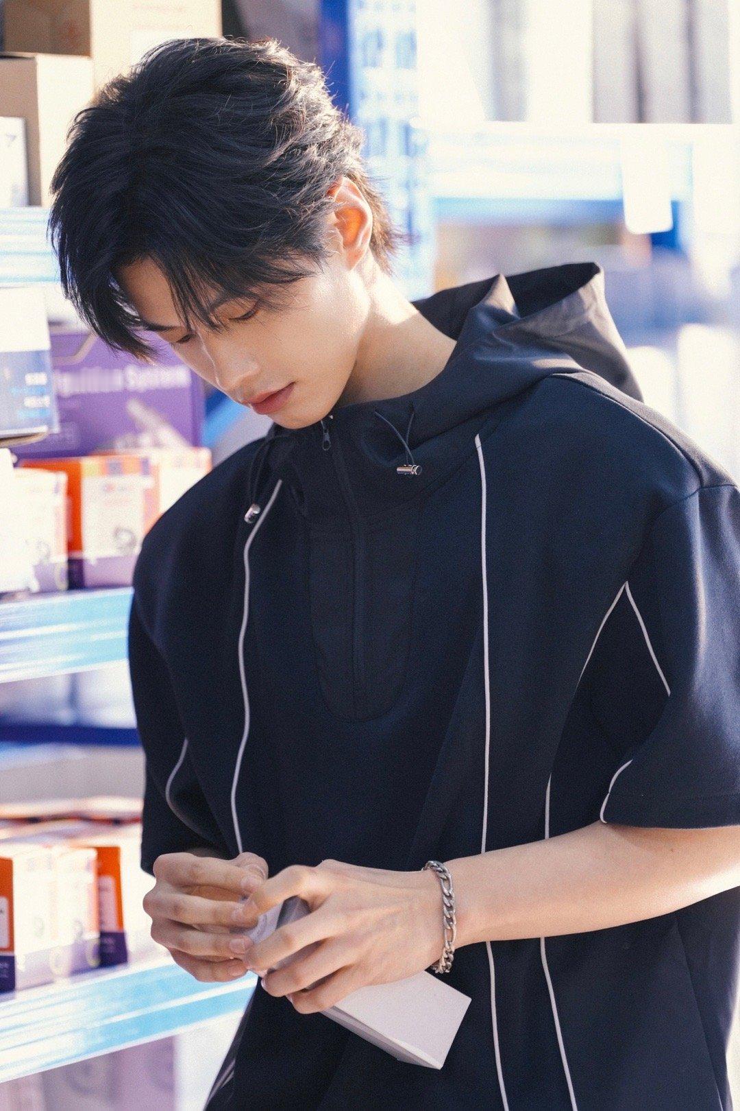 谁来管管何与清爽少年感太戳人了！剧中造型适配度拉满，颜值和演技双在线～ 