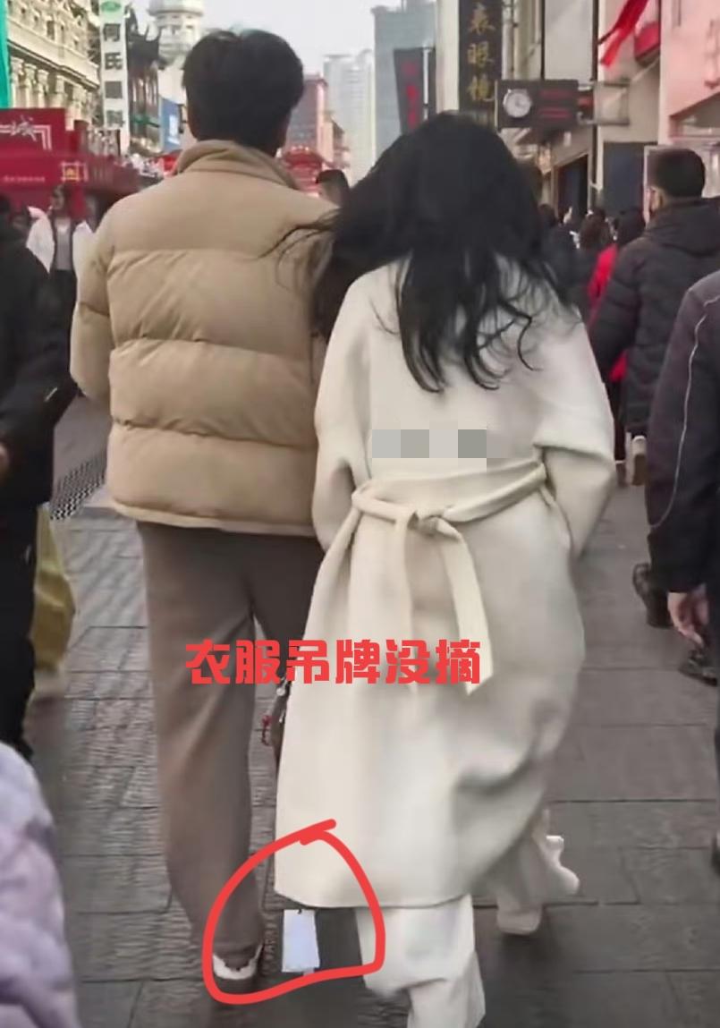 秦昊伊能静逛街被人偶遇，伊能静大衣吊牌没摘引发网友热议，有人质疑伊能静这是准备穿