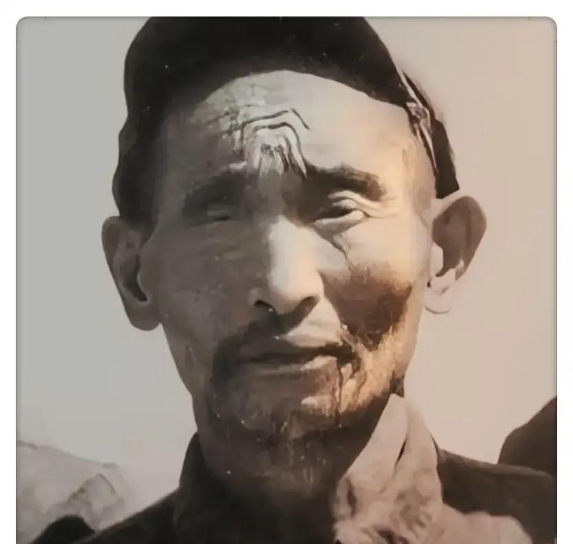 1952年，解放军在大凉山擒获一名独眼土匪，深夜审讯后军区司令沉默良久：此人正是