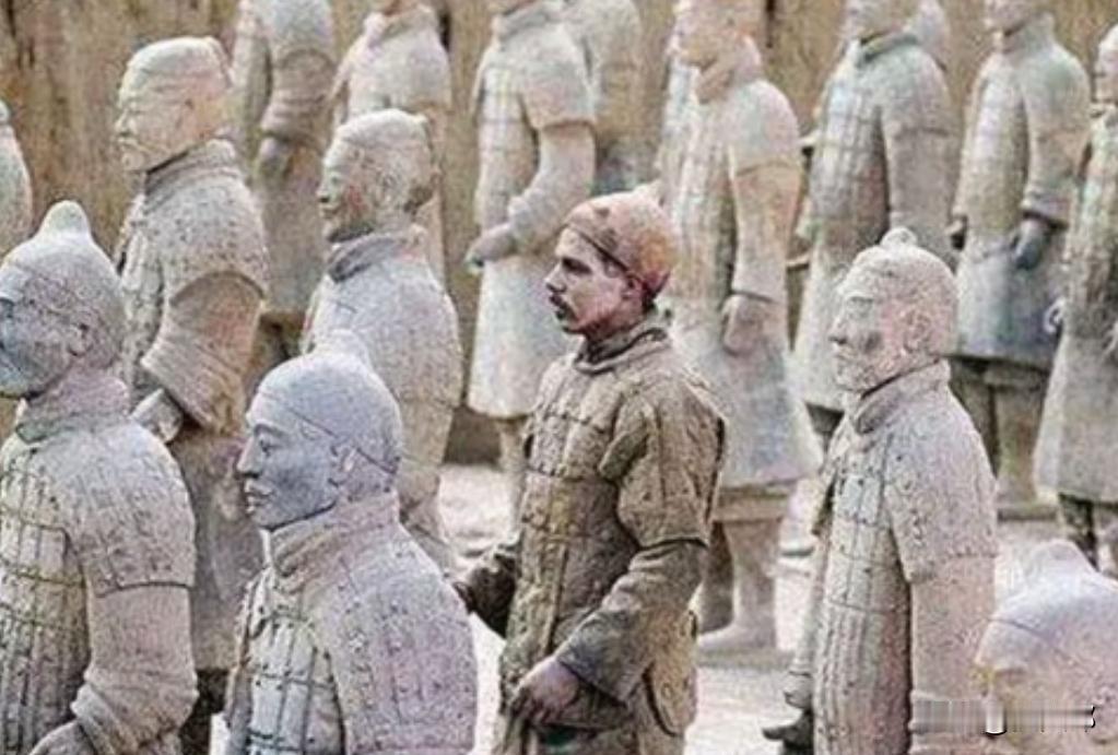 2006年9月16日午后，西安兵马俑博物馆一号坑展厅游人如织。暖光洒落展厅，两千