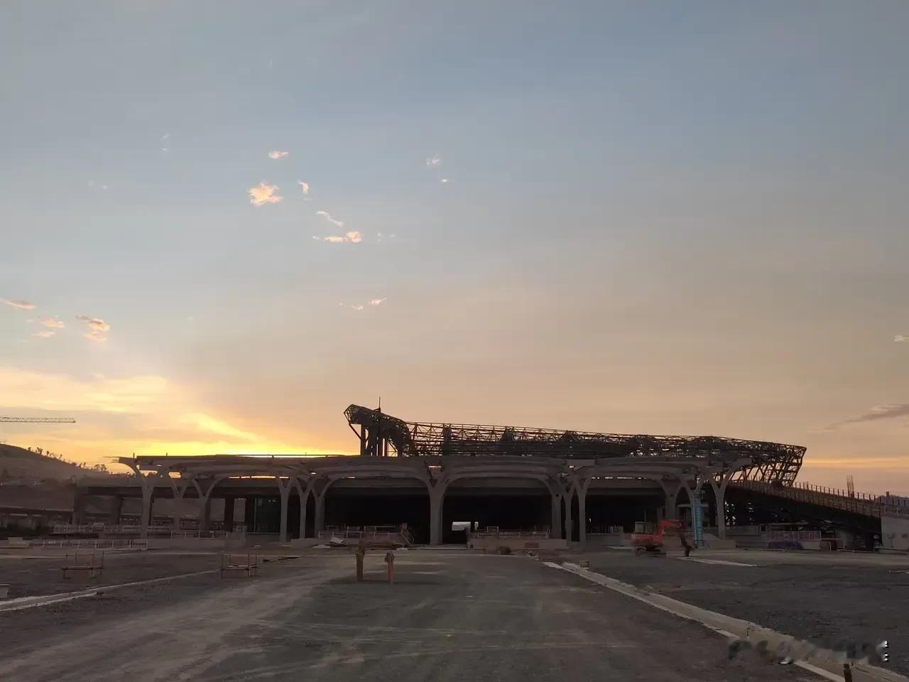 长沙高铁西站建设进度也太慢了，几近停滞。今年以来，几乎没有啥大的进展，工地上看不