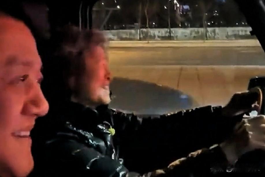 我又被惊到了！
李亚鹏83岁妈妈会开车这事，真让我对他家有了新认识。
这说明他家