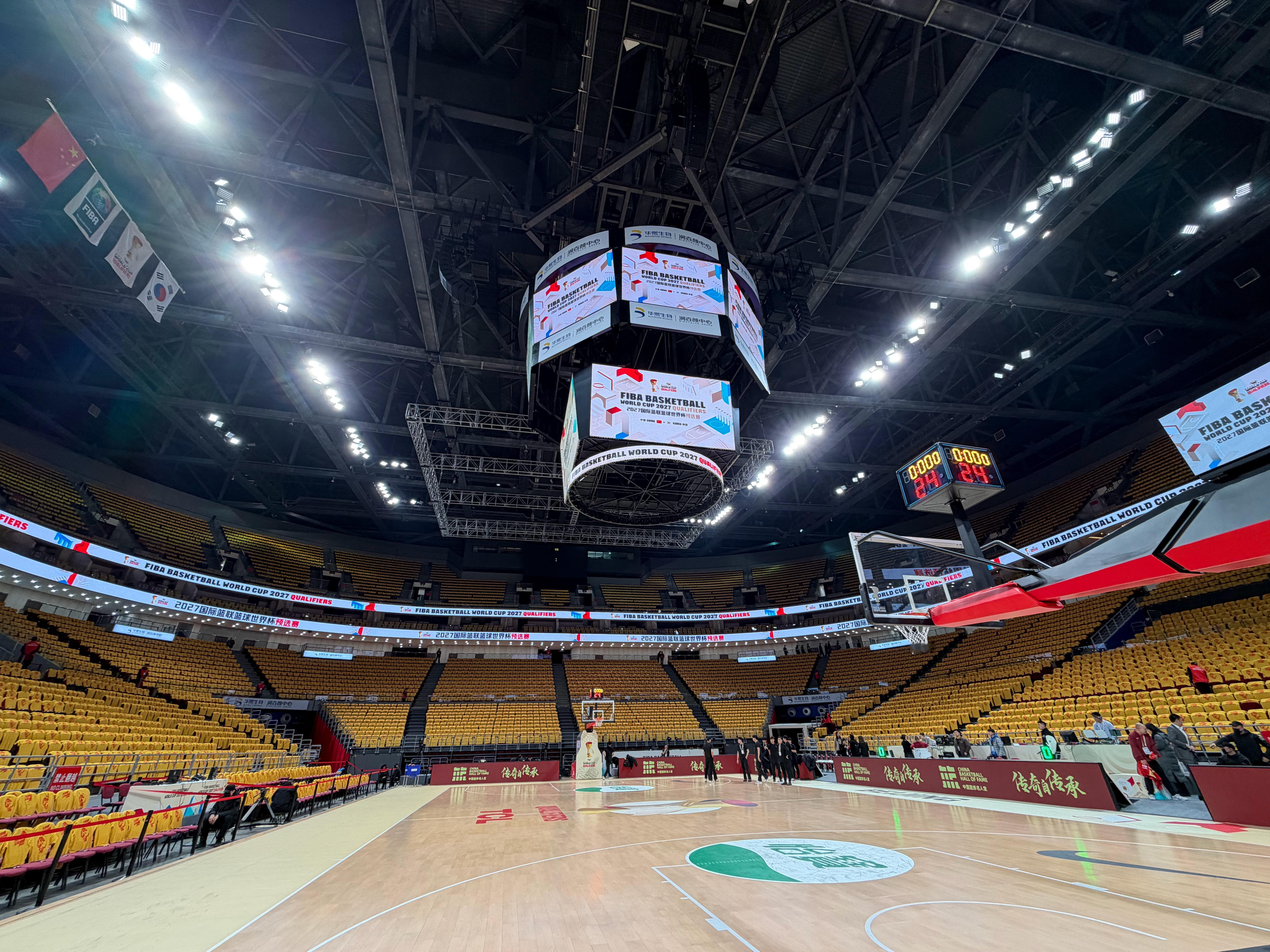 打卡了，五棵松一片金色海洋，开始期待晚上属于中国男篮的呐喊。⌛️ 北京·五棵松