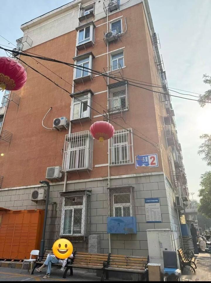 一个敢装，一个敢坐
我就说这些椅子是什么样的物业才能给装出来，紧挨着墙根。也就是
