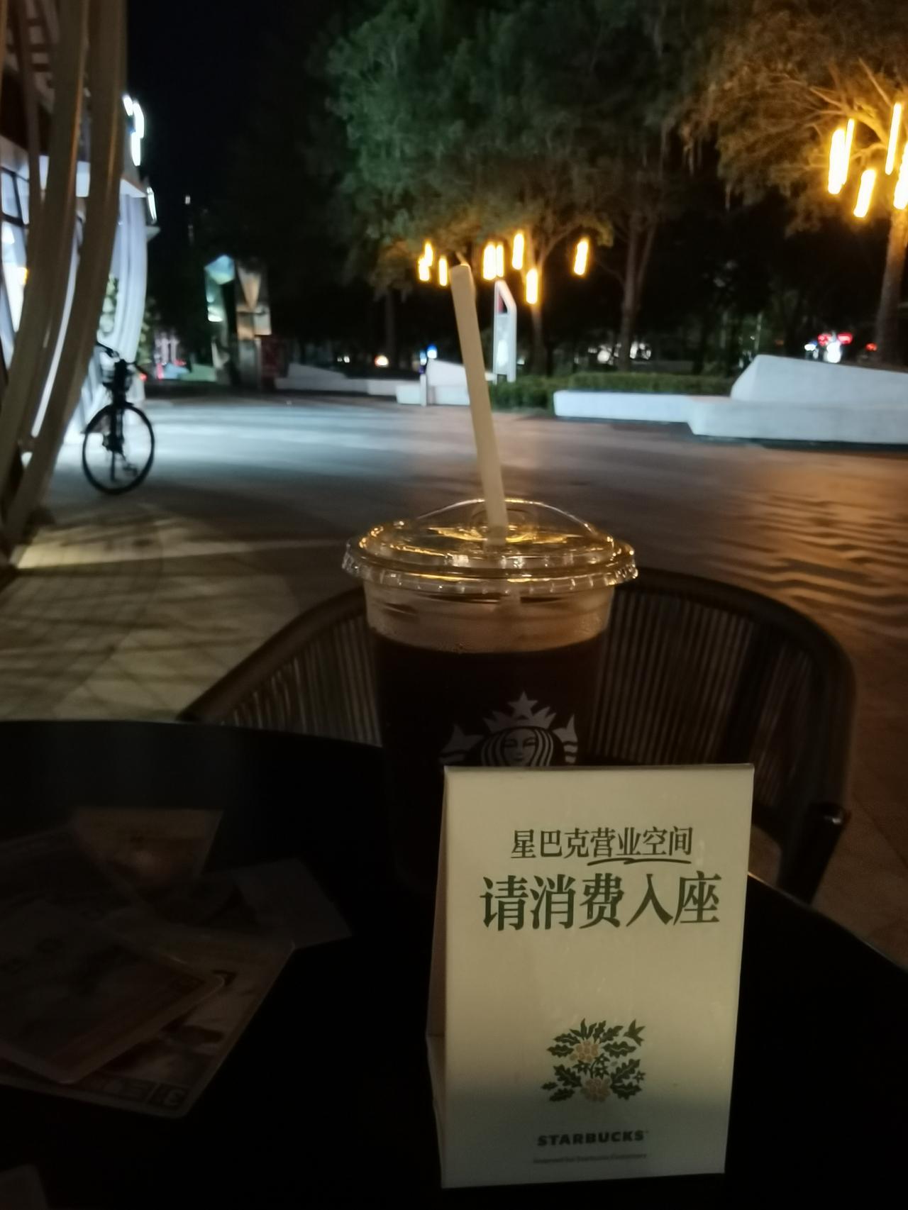 星巴克消费入座规定出来之后，感觉人气大不如前了！
真正去喝咖啡的人确实感觉很爽！