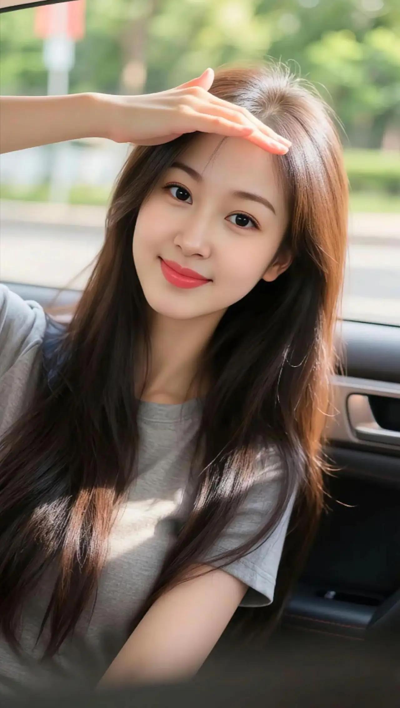 阳光明媚的一天，元气满满的小仙女在车内微笑！🌞😊🍀