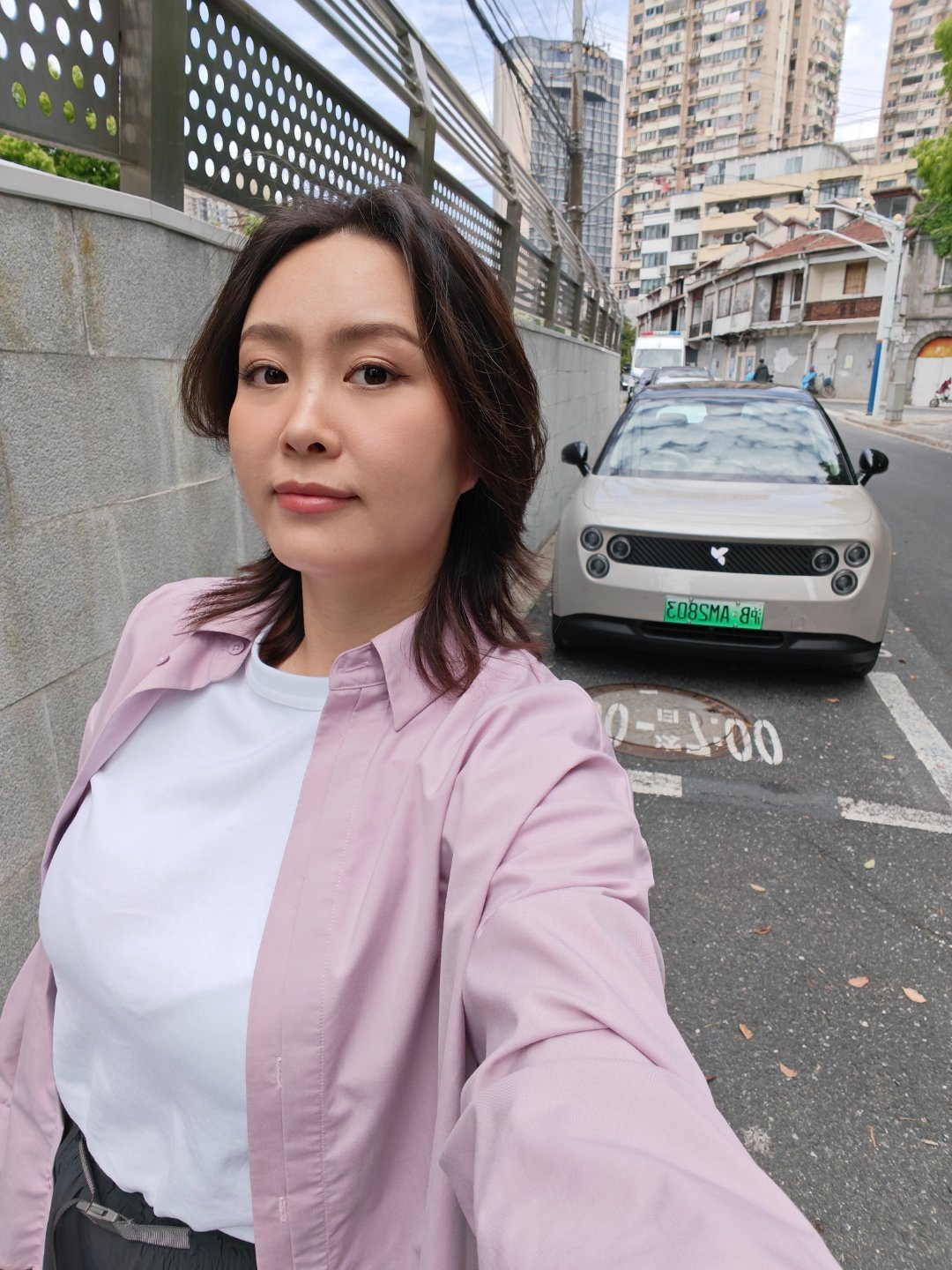 是谁！！！一个人在上海街头kuku拍视频是我…三脚架也没带只能借助路边电线杆用一