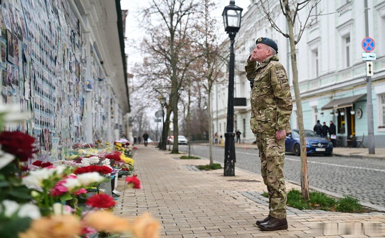 英军总参谋长悼念阵亡乌军英国国防参谋长理查德·奈顿空军上将对乌克兰进行了工作访问