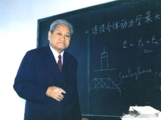 三峡大坝的建设初，著名水利专家黄万里先生曾对此项目表达了坚定的反对意见：“有伤人