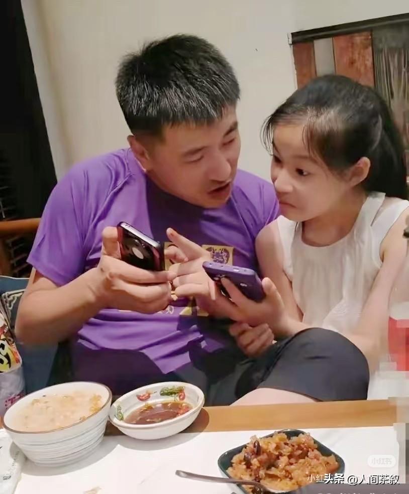 看到张雪峰这么爱女儿
真的很羡慕
女儿能有一个这样满眼里都是她的爸爸
内心得是多