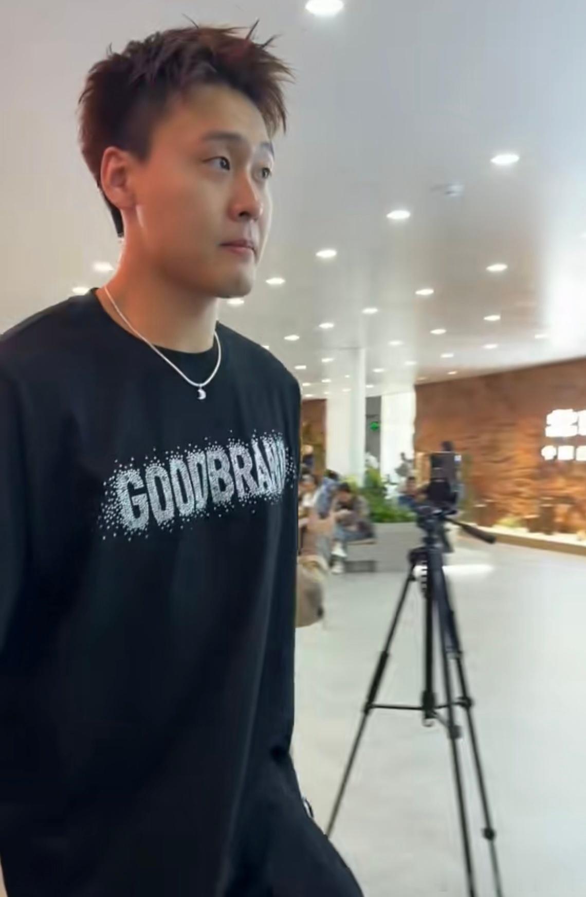赵睿参加商业活动时接受了媒体采访，他表示身体已彻底康复，顺利回归北京男篮，参与全