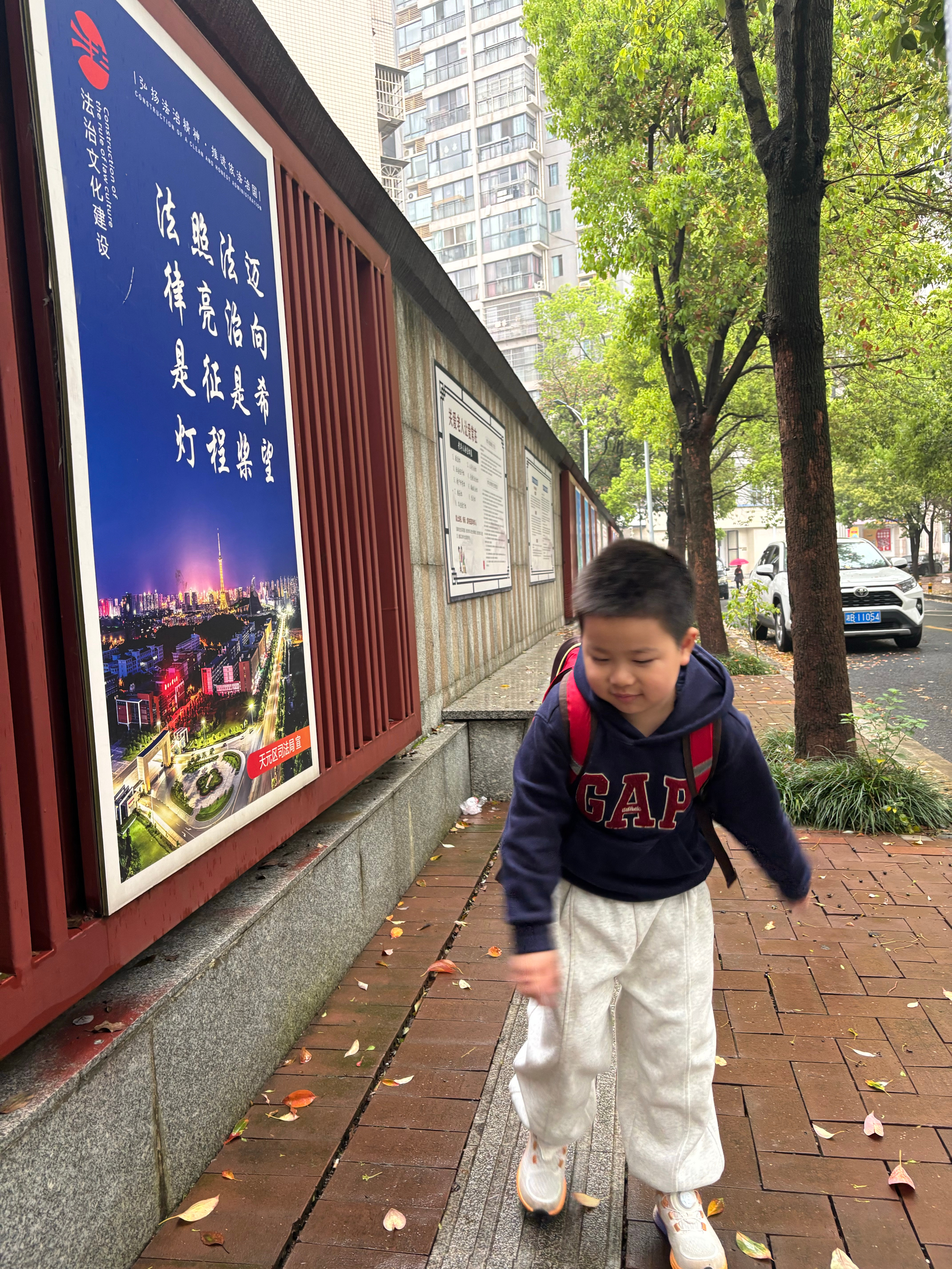 又是阴雨绵绵的一天中小学生继续放春假了这个幼儿园小朋友极不情愿起床上学了
