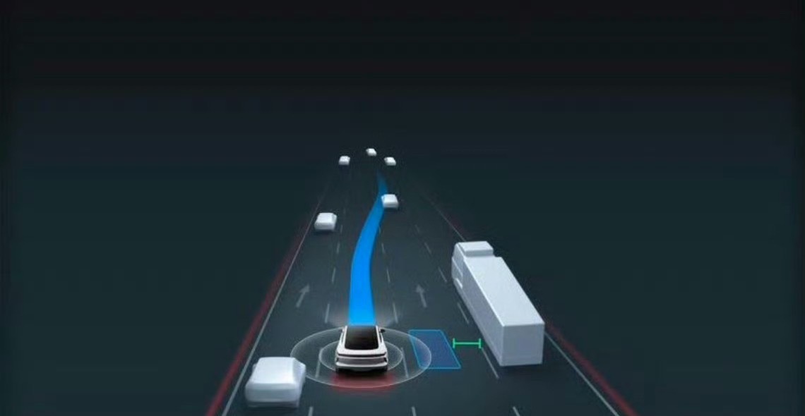 以前跑长途或者早晚高峰开车，真的熬人，整根弦一直绷着。眼睛得盯着前车，还要防别人