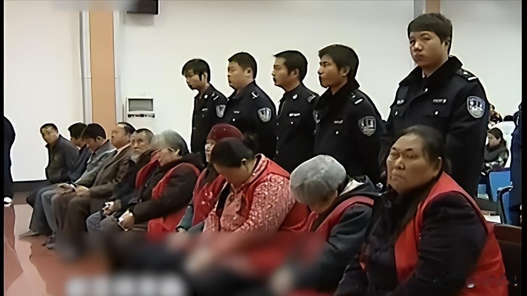 安徽亳州曾活跃着一个让人闻风丧胆的“天骂团”，领头人石俊英带着一帮六十多岁的老太