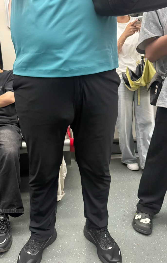 下班了，坐地铁看到的趣事大叔，你裤子太薄了吧？
