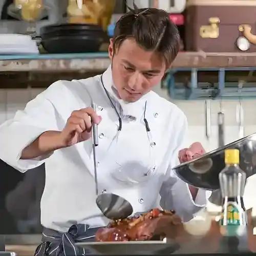 内娱目前最适合拍周星驰《食神》2的四位男演员！

第一位，45岁的谢霆锋！

第