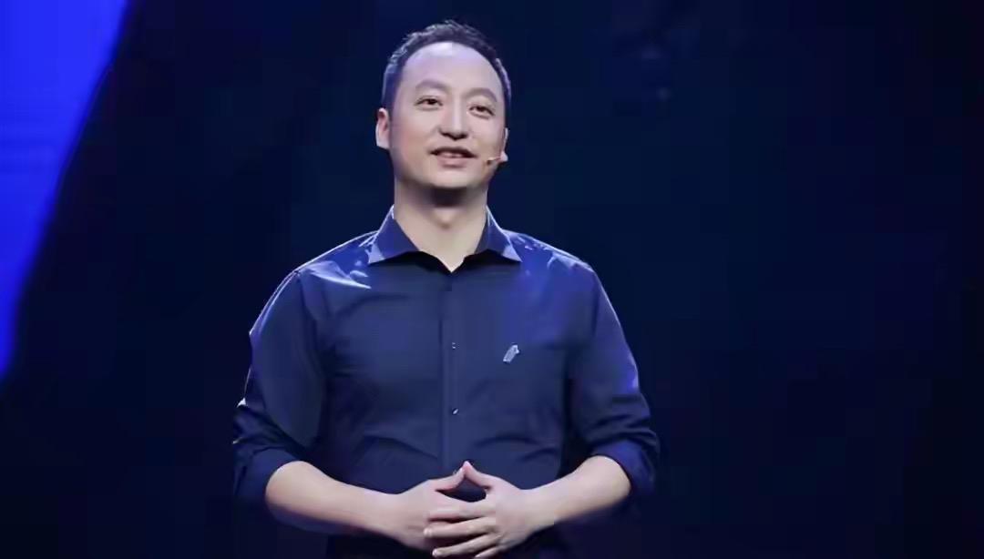 钉钉AI转型为何背离以人为本？前CEO凌晨12点巡视工位！
    钉钉前CEO
