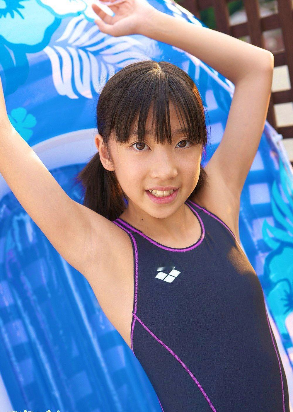 夏日泳池的快乐时光，泳衣少女笑靥如花！