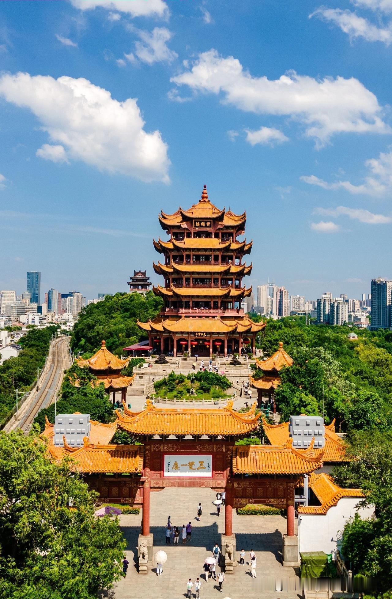 为什么黄鹤楼叫楼，滕王阁叫阁？很多人都搞错了
 
同样是江南名楼，一个叫黄鹤楼，