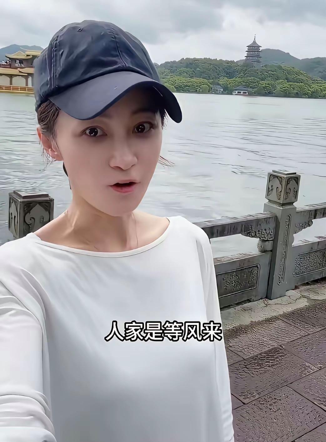 姚笛婚后看着挺疲惫，瘦得眼窝深陷还添了白发，早没了当年的灵气。说到底，谁让她当年