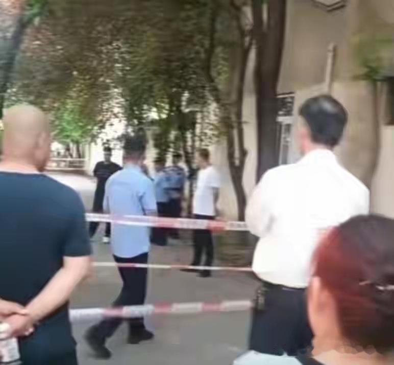雨夜悲剧！陕西宝鸡夫妇外出触电双双身亡，妻子先倒地，丈夫上前营救不幸一同遇难
 