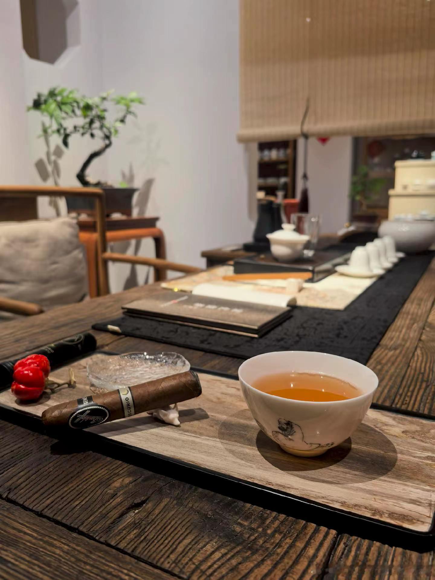 “真正好的东西，都在低谷期给你。顶级的馈赠，从来不是顺境的鲜花掌声，而是低谷砸进