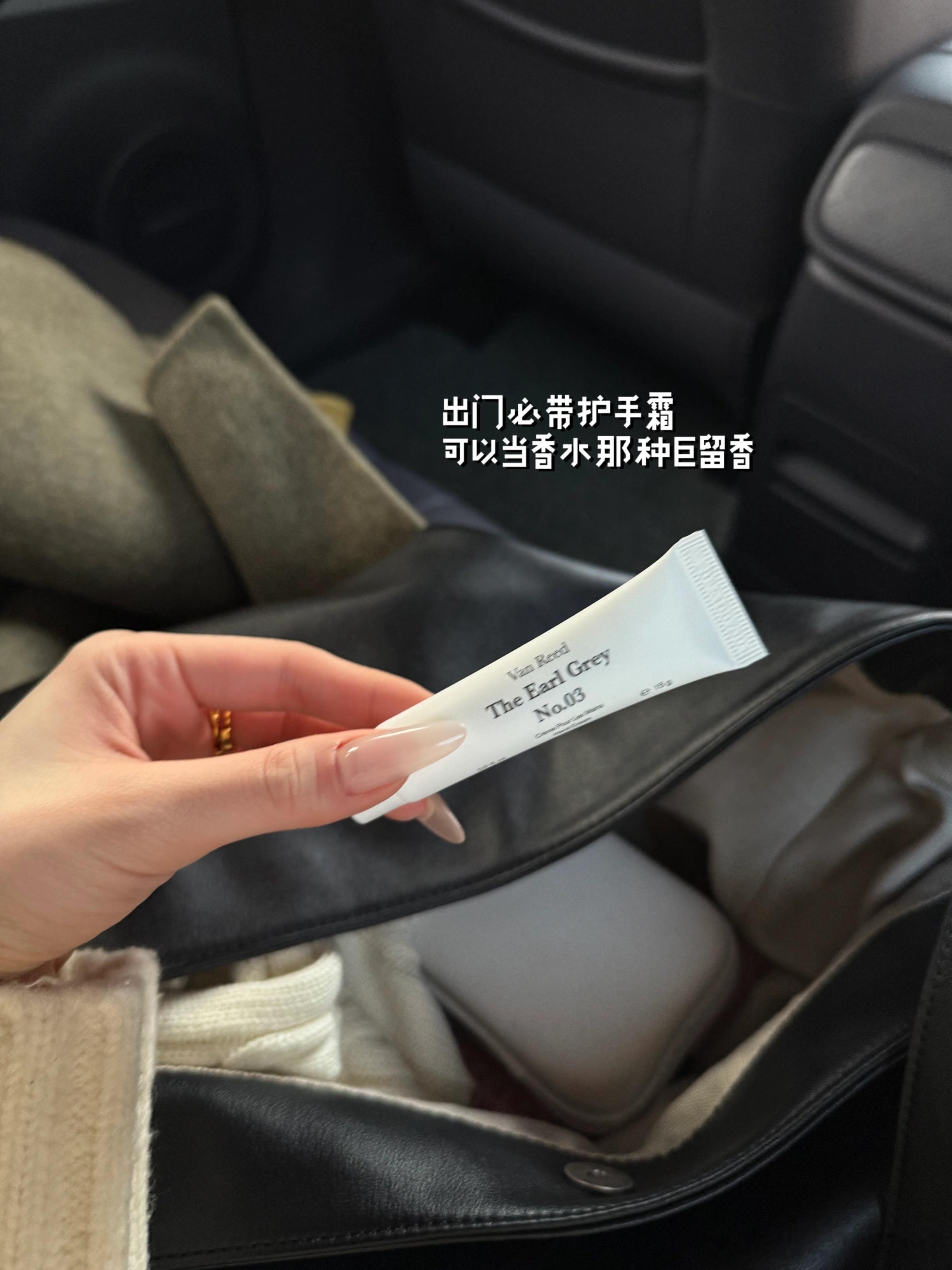 选了个茶味的护手霜爱上了 原来以前不爱涂护手霜只是因为味道不好闻！！好适合我这种