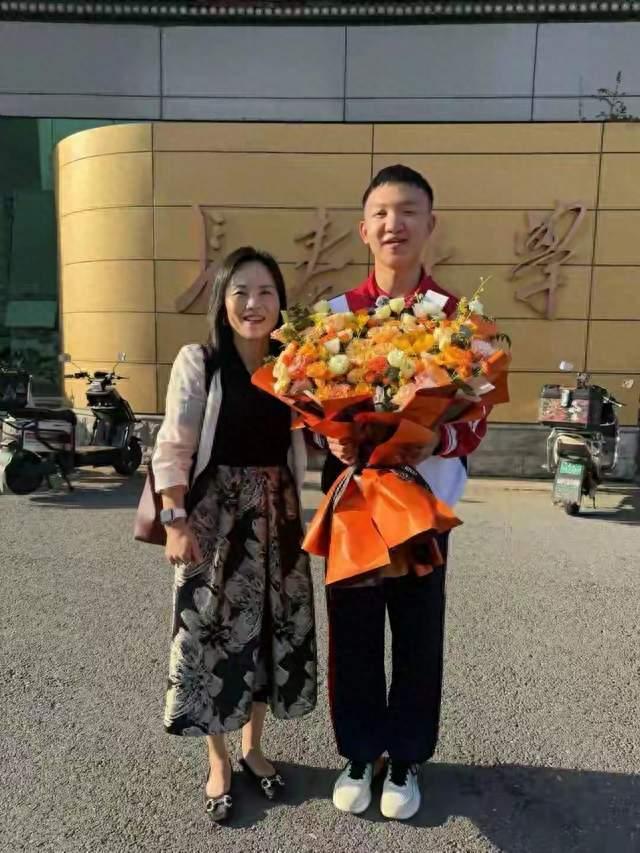 山西挖眼案受害人到长春大学报到入学，家人和老师陪伴左右